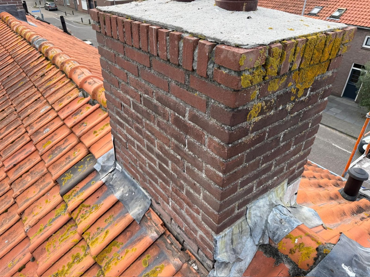 Schoorsteenrenovatie in Breda, voor en na resultaat — voor