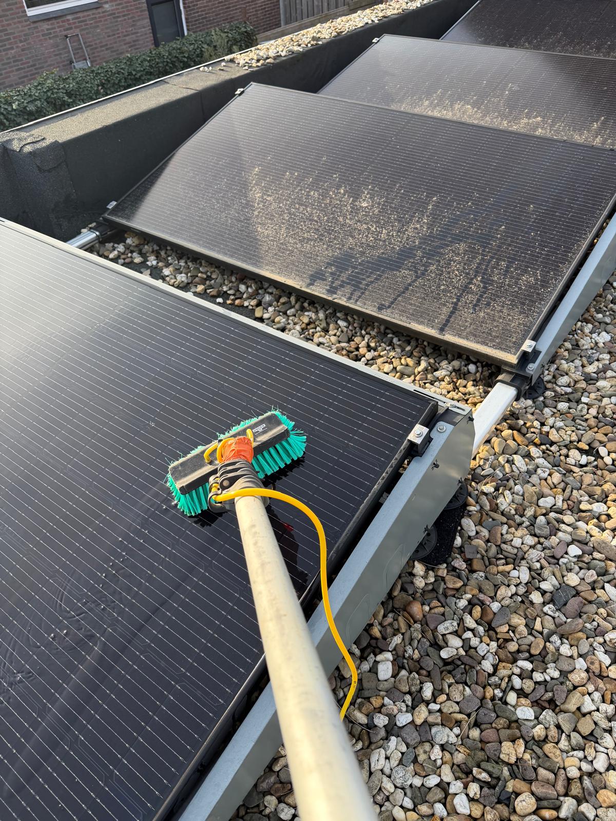 Zonnepanelen wassen
